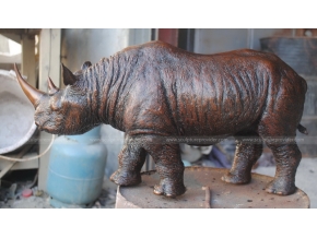 scultura al coperto di bronzo rinoceronte parco scultura