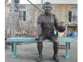 calciatore di bronzo scultura arte pubblica