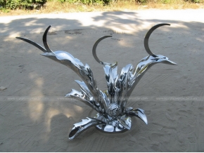 scultura interna in acciaio inox fiore di carciofo