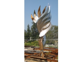 scultura in acciaio inox con scultura a fiamma
